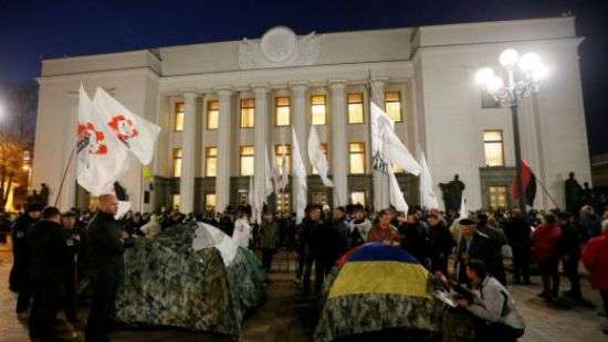 Возле Рады убрали часть палаток