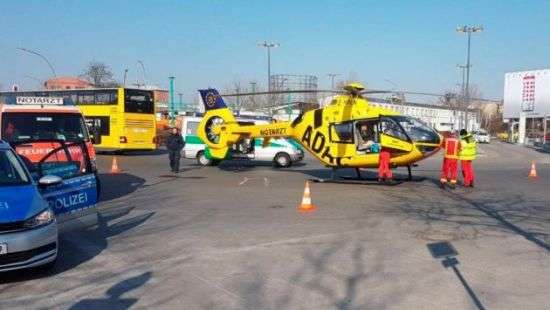 Необычное ДТП в Берлине: автобус столкнулся с вертолетом (ФОТО)