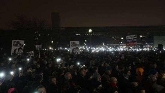 В Словакии десятки тысяч людей провели митинги в память об убитом журналисте (ФОТО/ВИДЕО)