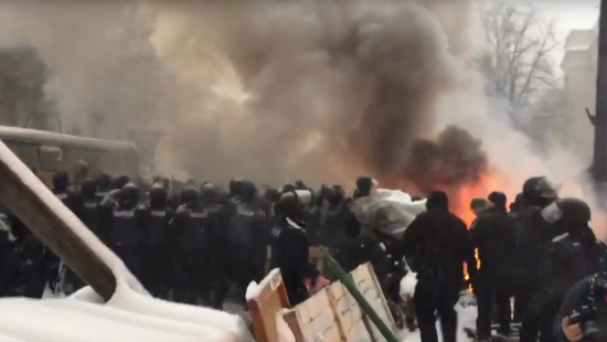 Столкновения и густой дым: опубликовано ВИДЕО зачистки палаточного лагеря возле Рады