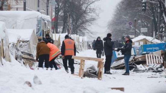 Под Радой сносят палаточный лагерь: найдено 10 гранат, «коктейли Молотова» и ножи (ФОТО)