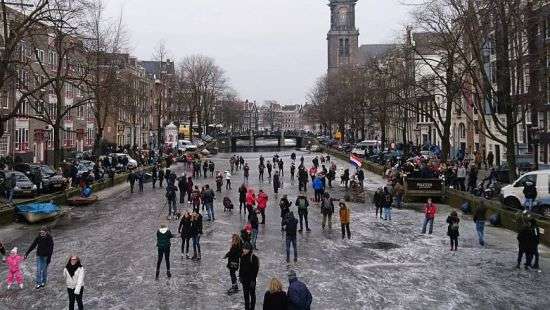 В Амстердаме аномальные морозы превратили каналы в катки (ФОТО/ВИДЕО)