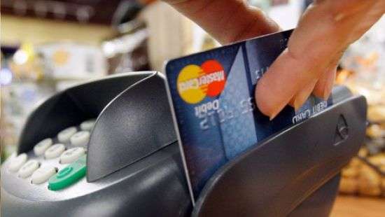 Наличные с карточек в банках разрешили выдавать без предъявления паспорта