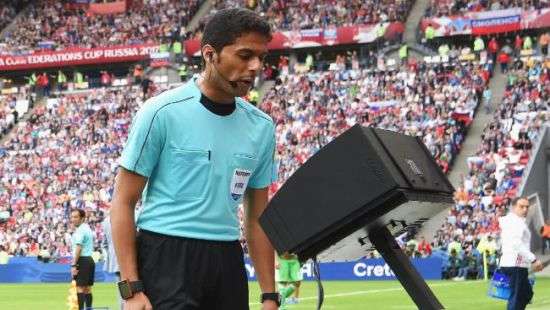 В футболе разрешили видеоповторы и четвертую замену