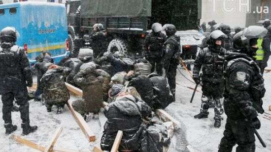 В МВД объяснили, почему поставили на колени задержанных в палаточном городке