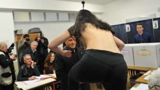 Активистка Femen атаковала Берлускони во время голосования - ВИДЕО