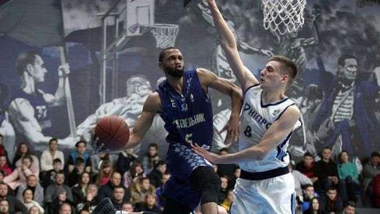 «Днепр» снова победил «Будивельник»