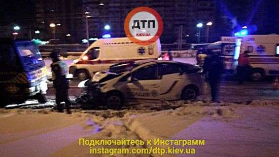 В Киеве сонные патрульные врезались в эвакуатор, есть пострадавшие