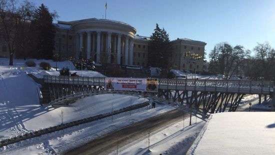 В центре Киева появился провокационный баннер (ФОТО)