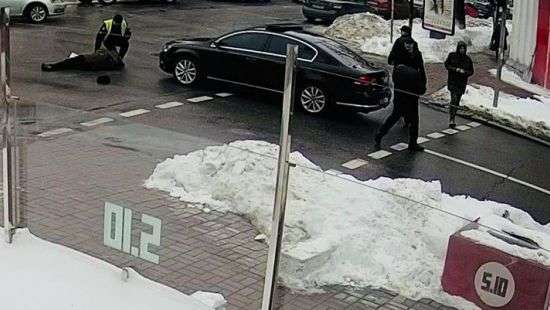 Обнародовано полное ВИДЕО инцидента с кортежем Порошенко и пенсионером