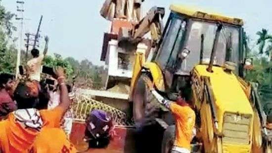 В Индии готовятся к ЧМ-2018 по футболу, сыграют … головой Ленина (ВИДЕО)