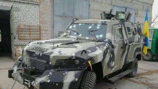 В Киеве на мосту перевернулся военный «Кугуар» (ФОТО/ВИДЕО)