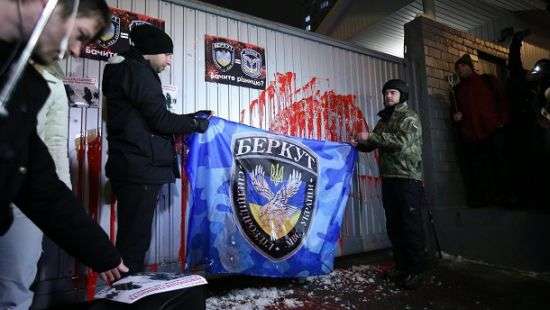 Активисты забросали яйцами и куриными головами бывшую базу «Беркута» - ВИДЕО