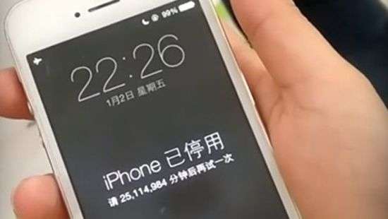 Ребенок заблокировал iPhone матери почти на 50 лет