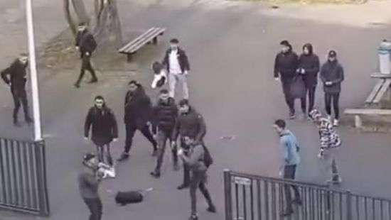 В Нидерландах студенты дали отпор вооруженному двумя ножами мужчине (ВИДЕО)