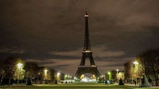 Подсветку Эйфелевой башни изменили в честь женского праздника - ФОТО