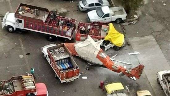 В Мексике вертолет упал на газовоз: есть пострадавшие (ФОТО)