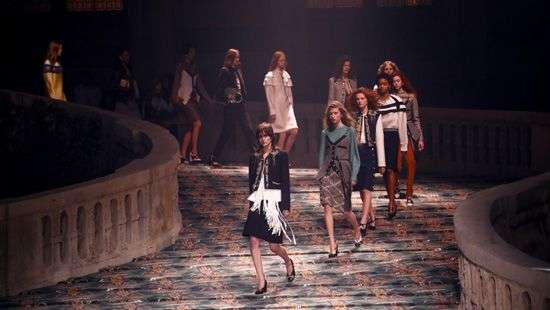 Неделя моды в Париже: показ Louis Vuitton смешение стилей и эпох (ФОТО)