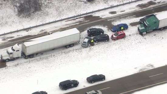 В США из-за снегопада столкнулись около 60 автомобилей
