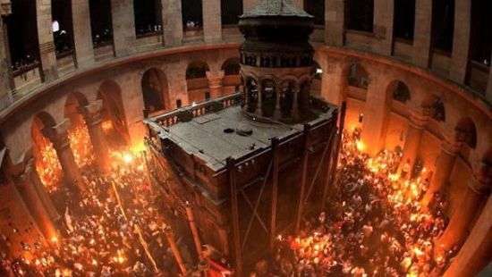 В Иерусалиме священник раскрыл тайну Благодатного огня, начался скандал