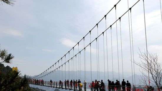 В Китае появился самый высокий стеклянный мост (ФОТО/ВИДЕО)