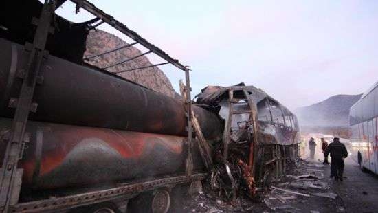 В Турции автобус врезался в фуру, погибли 13 человек