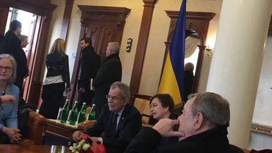 В Киев прибыл президент Австрии с женой и внушительной делегацией