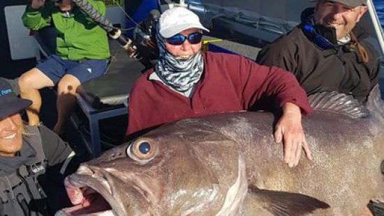 Пожилая британка поймала окуня размером с себя саму (ФОТО/ВИДЕО)