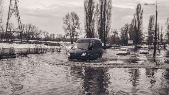 Из-за потепления в Киеве затопило улицы, машины плавали в воде (ФОТО/ВИДЕО)