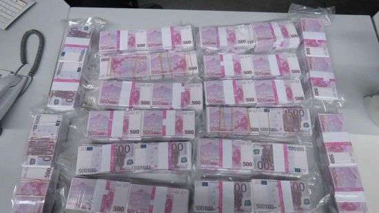 Немец нашел в мусорном баке 8 млн евро и отнес их в полицию