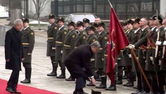 Порошенко поднял упавшую шапку солдата почетного караула (ФОТО/ВИДЕО)