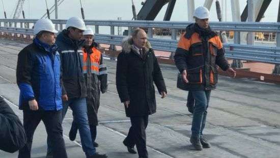 Путин начал визит в оккупированный Крым с осмотра крымского моста (ВИДЕО)