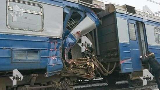 В Москве на электричку с моста рухнул экскаватор (ВИДЕО)