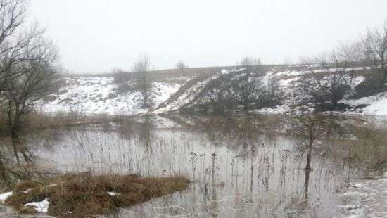 Под Киевом прорвало дамбу (ФОТО)