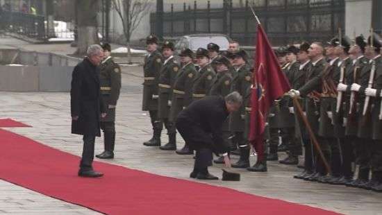 Порошенко скопировал поведение Трампа подняв шапку солдата