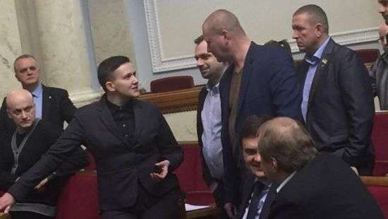 Савченко явилась в Раду с гранатой и оружием