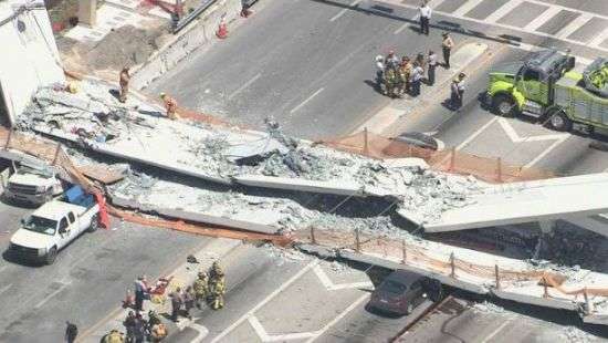 В Майами рухнул пешеходный мост - ВИДЕО