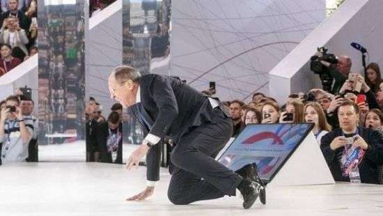 Лавров упал на колени перед молодежью - ВИДЕО