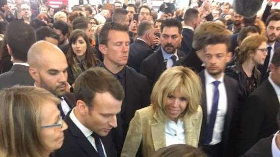 Макрону подарили книгу Сенцова (ФОТО)