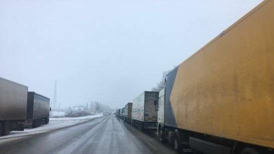 Россия приостановила пропуск фур из Украины