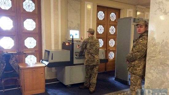 В Раде установили металлоискатель и рентген