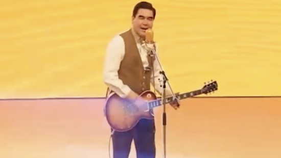 Лидер Туркмении спел для женщин через 10 дней после 8 Марта - ВИДЕО