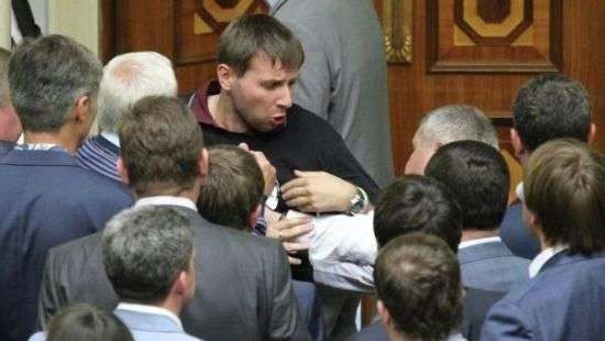 Парасюк отказался отдать оружие при входе в Раду, произошла потасовка (ВИДЕО)