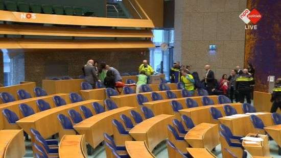 В парламенте Нидерландов на глазах депутатов пытался повеситься мужчина (ВИДЕО)