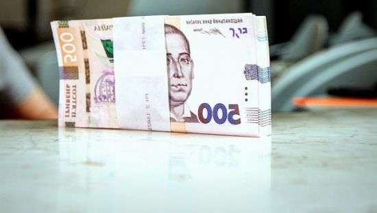 Кабмин существенно увеличил размер госпремий