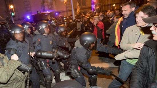 В Барселоне из-за столкновений между митингующими и полицией пострадали 27 человек