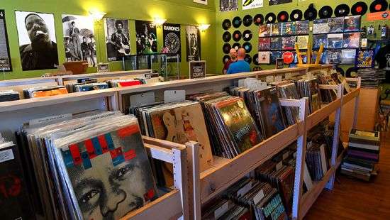 В США на виниле и CD продали больше музыки, чем в интернете