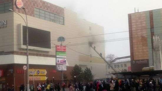 В Кемерово люди спасались от огня, выпрыгивая из окон 4-го этажа: опубликовано ВИДЕО