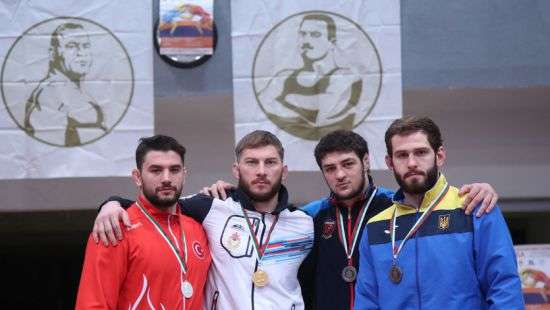 Украинские борцы завоевали семь медалей на турнире в Болгарии