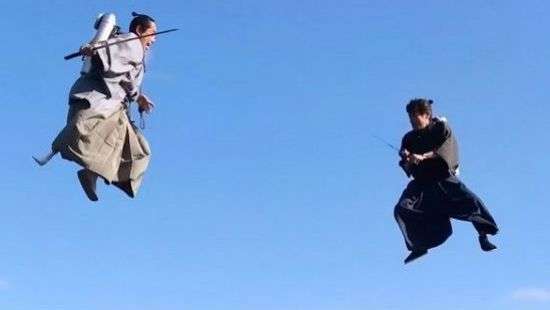 Летающие самураи устроили воздушный бой и попали на ВИДЕО
